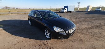 VOLVO V60 2.0 D3 5V 120KW MOMENTUM - 3