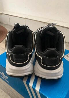 Snakery Magmur Runner z kolekce adidas Originals 37,5 - 3