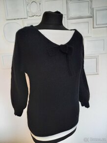 Černý vlněný svetr s mašlí - 3