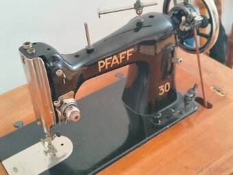 Starožitný šicí stroj PFAFF - 3