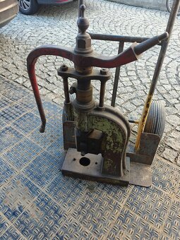 Starožitný dílenský lis - 3