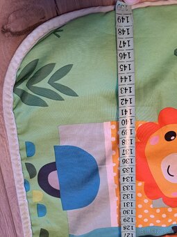 Dětská deka Fisher Price se 4 hračkami na zavěšení - 3