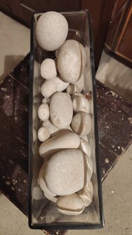 Skleněná dekorativní nádoba/váza - naplněná oblázky - 3