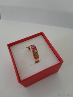 Zlatý prsten s růžovým kamínkem - 3