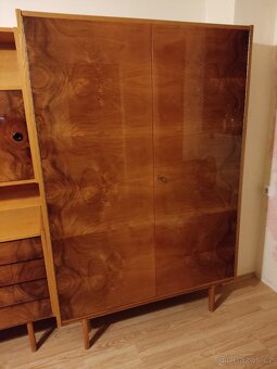 Set retro nábytku - skříň, vitrína, prádelník a stoly - 3