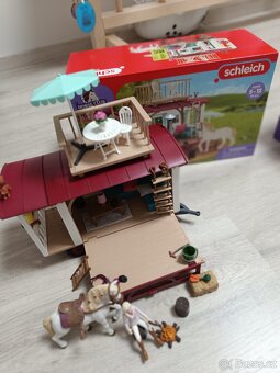 Stavebnice Schleich Karavan pro kamarádská setkání - 3