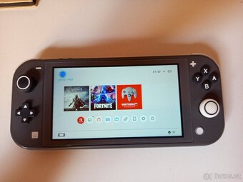 Nintendo Switch lite v krásném stavu - 3