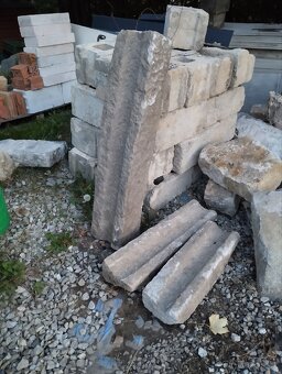 Staré sloupy že žuly a žlábky - 3