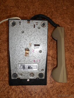Starý telefon Tesla k zavěšení na stěnu. Rok 1981 - 3