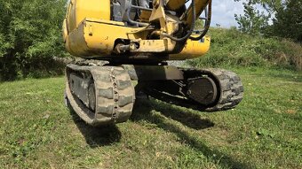 Komatsu PC10N-7 bagr - pásy - 3