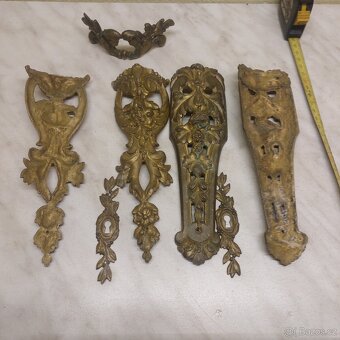 Staré mosazné ozdoby na skříň. - 3