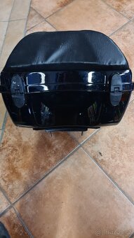 Úložný box na motorku nebo skutra. - 3