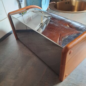 Chlebovka a stojan na noviny - 3