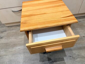 Dřevěný noční stolek - 3