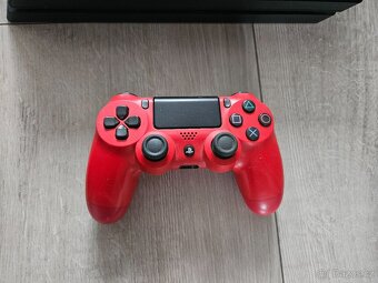 PS 4 PRO + 2 ovladače + 10 her + multifukční podložka - 3