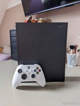 XBOX One X s ovladačem a kabelem SUPER STAV - 3