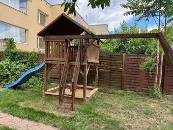 Dětský domek se skluzavkou , pískovištěm a houpačkami - 3