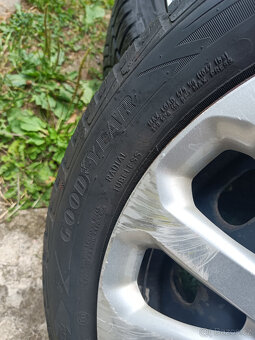 Set zimních pneu GOOD YEAR pro FORD Fiesta vč.disků a poklic - 3