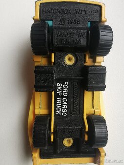 Staré autíčko Matchbox Ford Cargo Skip Truck (1986) - Popelá - 3
