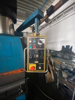 Rok 1992 a ohraňovací lis CTO 250 A/4000 na prodej - 3