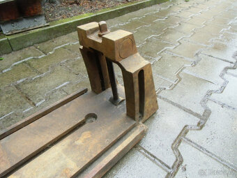 Naklápěcí upínací stůl s drážkami. - 3