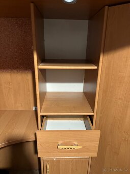 Poschodovoá posteľ s písacím stolom a skrinkou. - 3