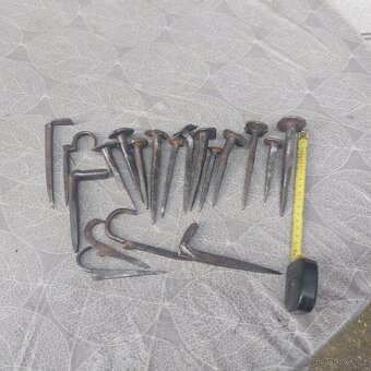 Staré kované hřeby a skoby. - 3