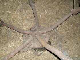 prodám náhradní díly na obraceč OZ-4 - 3