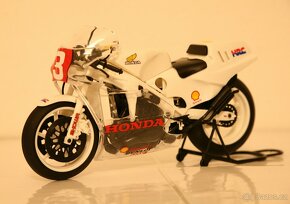 Silniční motocykly Honda TAMIYA (1:12) - 3