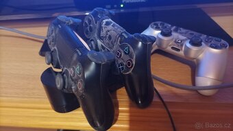 PS4 500Gb Slim + 3 originální ovladače a dokovací stanice - 3