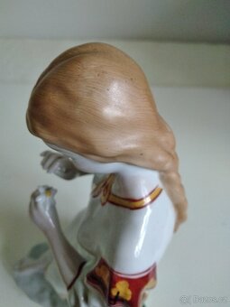 Soška dívky s kopretinou - 3