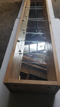 Uzka vysoka skrinka se zrcadlem a policemi - 3