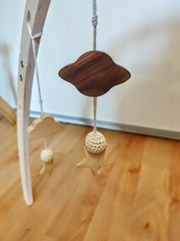 Hrazda Montessori se závěsnými hračkami - 3