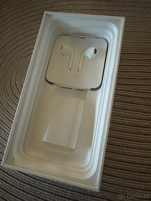 Prodám originál krabičku na iPhone 11 bílá+ sluchátka - 3