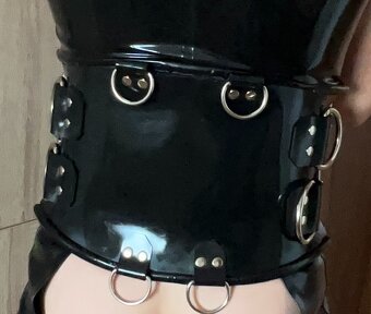 Latexový/gumový heavyrubber korzet s oky vel.M - 3