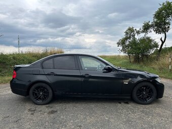 BMW 320I 2005 Automat Černá met. - 3
