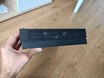 Xbox One X - 3