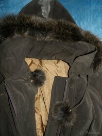 Krásný dlouhý kabát s pravou kožešinou na kapucí vel.52. - 3