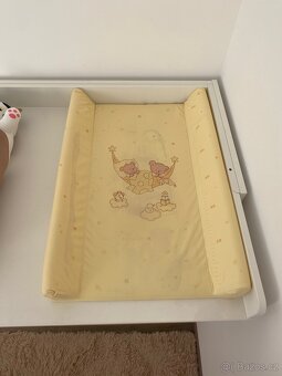 Přebalovací stůl a dětská postýlka - 3