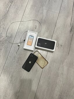 Apple iPhone 11 (128 GB) v černé barvě - 3