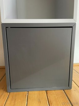 Police s nohami a dvířky IKEA EKET (úložný prostor) - 3