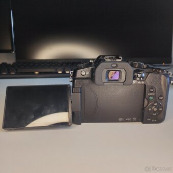 Lumix G80 + objektiv 30mm + brašna + 4x baterie - 3