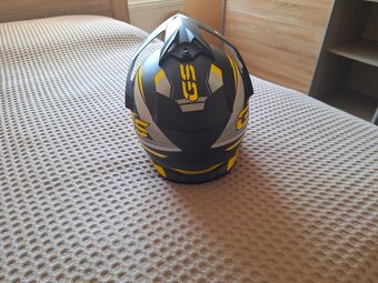 helma a oblečení na motorku. - 3