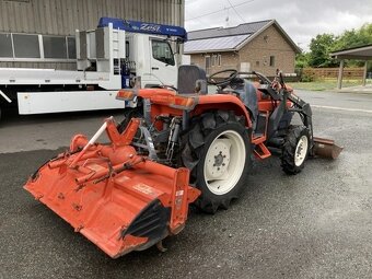 Malotraktor s čelním nakladačem - 3
