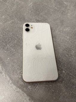 iPhone 11 64 GB v bílé barvě. Stav baterie 84 %. - 3