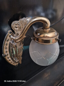 Petrof piano s elegantními lampičkami - 3