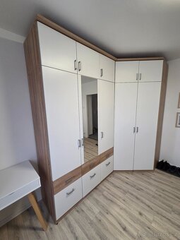 Téměř nová skříň - 3