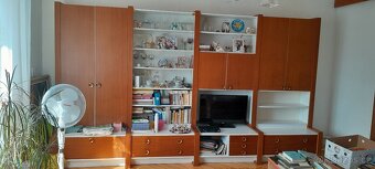 Starší obývací stěna v pěkném stavu - 3