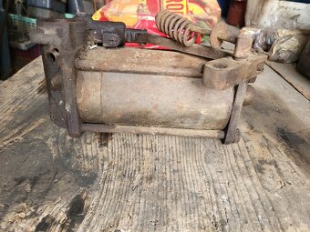 Prodám kompletní válec do hydrauliky na ZETOR25-1500,- - 3