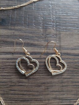 Řetízek s přívěskem ve tvaru srdce a náušnice, nový - 3